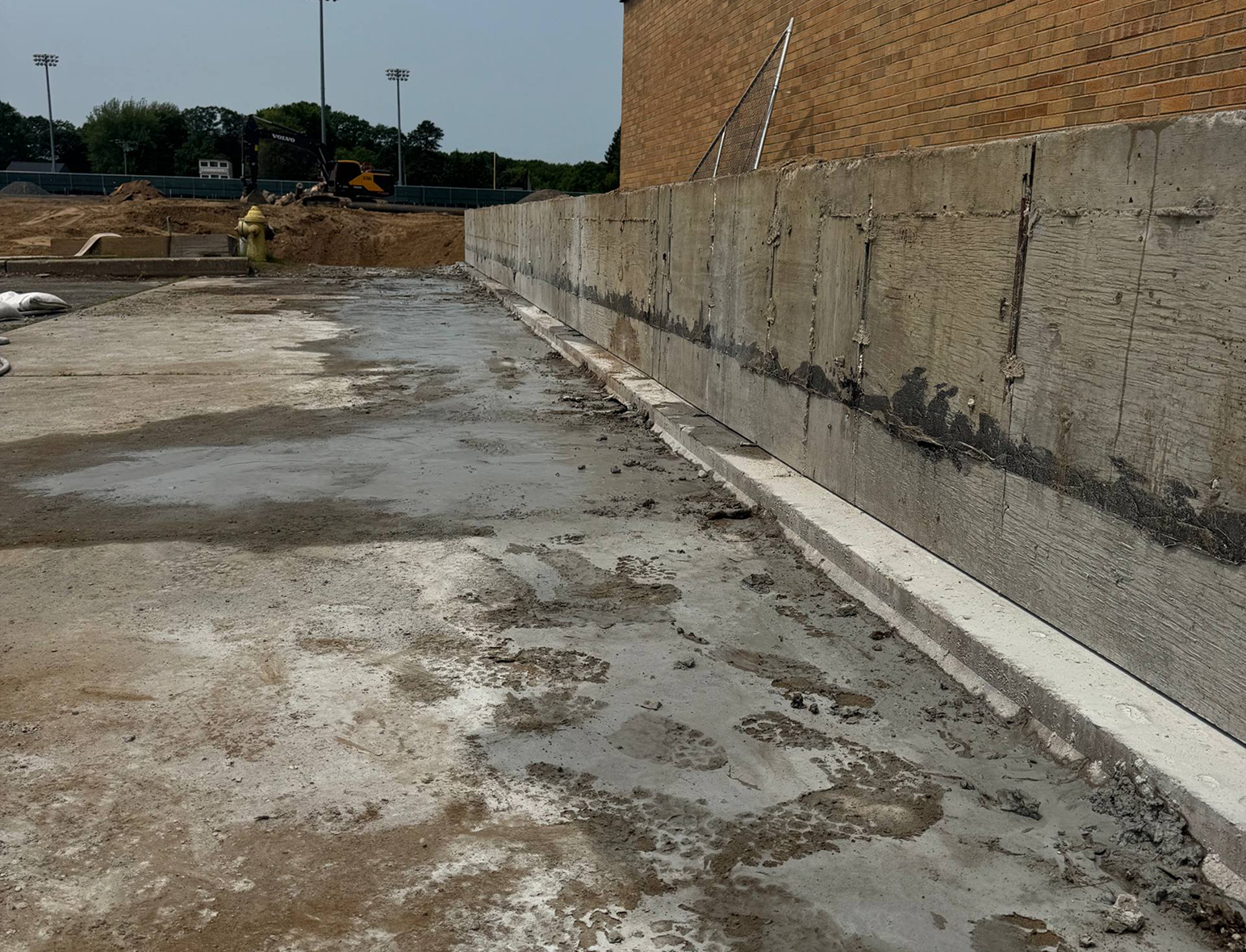 Wall saw cutting concrete structure